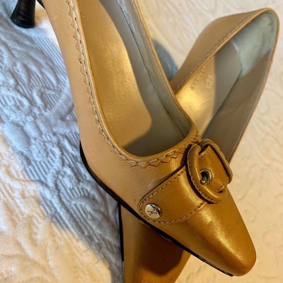 Cole Haan Buckle Kitten Heel Pumps SIZE 6B - Picture 3 of 7